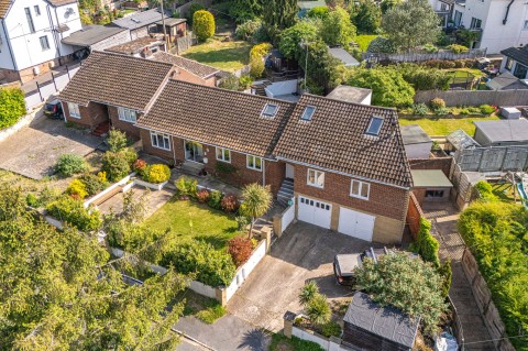 View full details for Derehams Avenue, Loudwater, HP10
